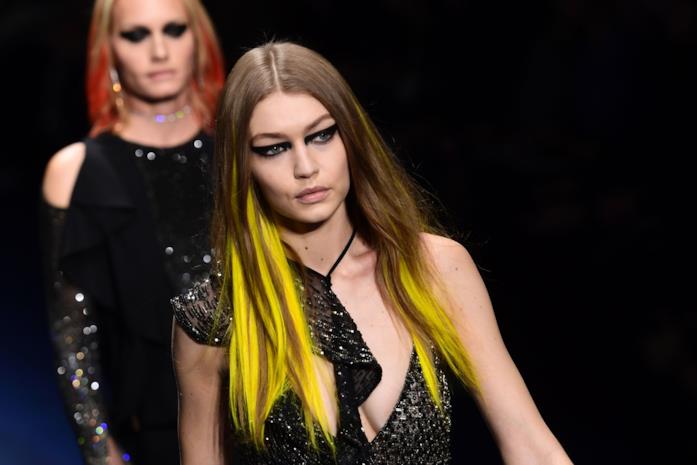 Gigi Hadid per Versace Capelli castani con ciocche gialle per Gigi Hadid nella sfilata Versace Autunno Inverno 2017-2018
