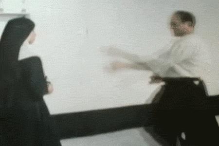Una sequenza del video di suore che praticano arti marziali nel Dojo Aikikai di New York Una suora atterra un uomo in combattimento