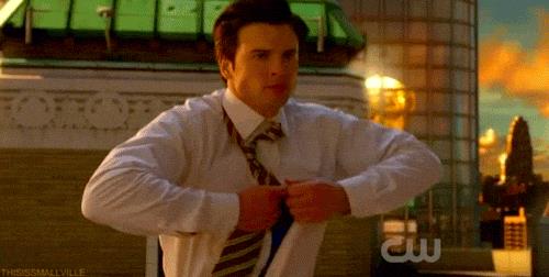 Clark Kent Clark si sbottona la camicia per mostrare il costume di Superman