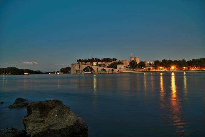Avignone di sera Suggestiva vista di Avignone