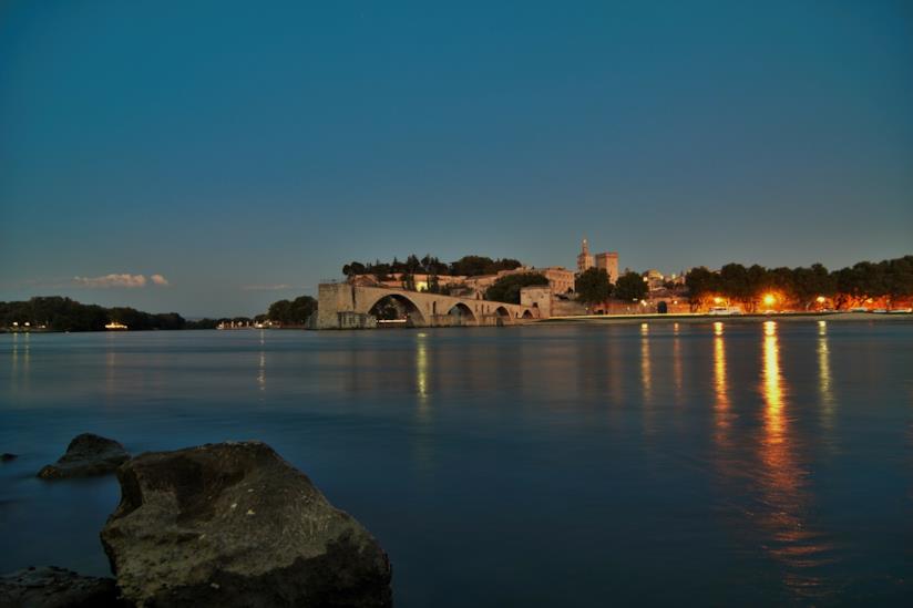 Avignone di sera Suggestiva vista di Avignone