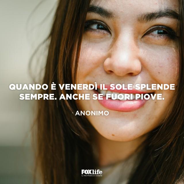 Venerdì splende sempre il sole Ragazza si volta sorridendo