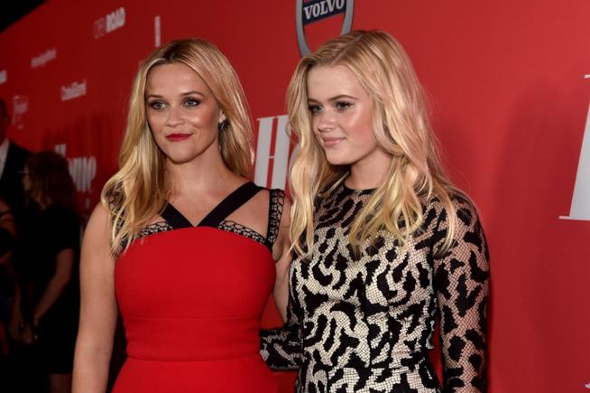 Per la figlia di Reese Witherspoon un debutto all'ultima moda Reese Witherspoon con la figlia Ava ad un evento
