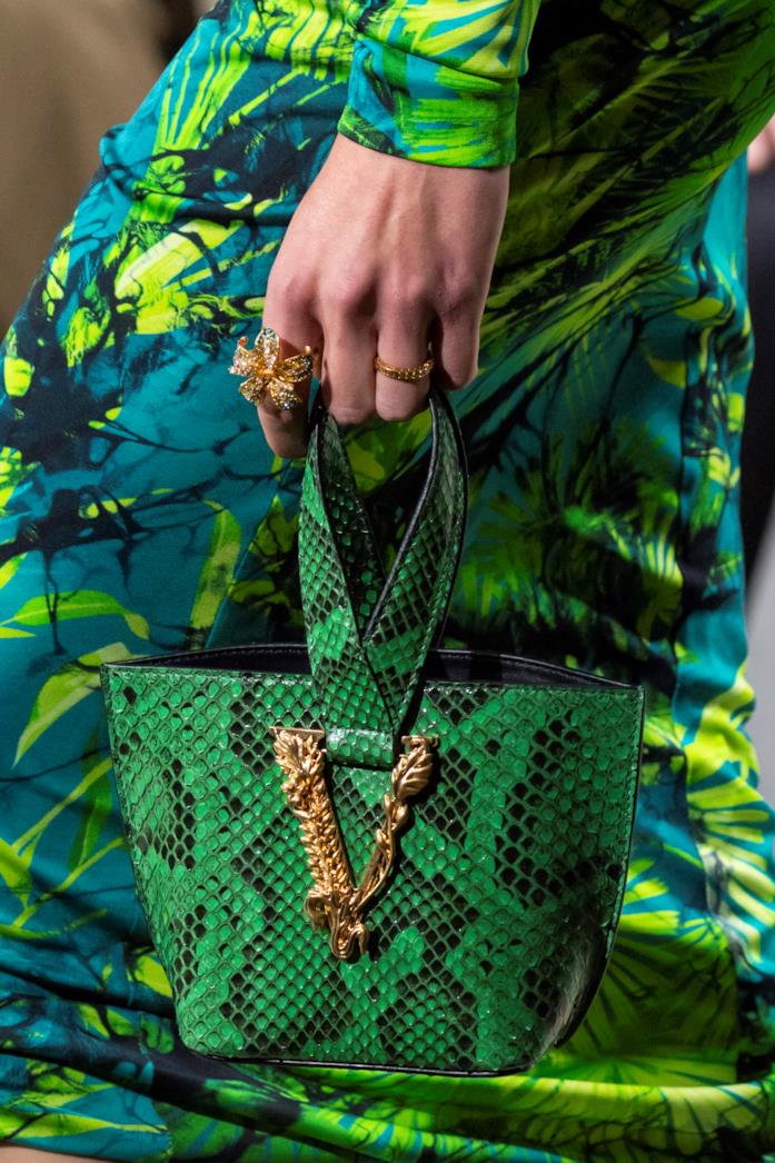 Sfilata Versace Un look della sfilata Versace