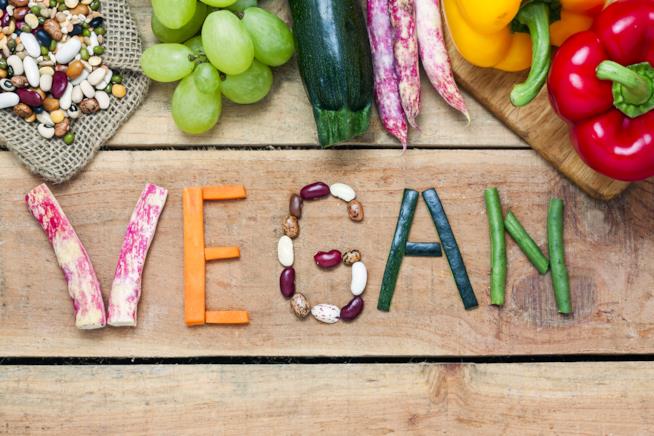 Giornata mondiale dei vegani Scritta Vegan realizzata con della verdura