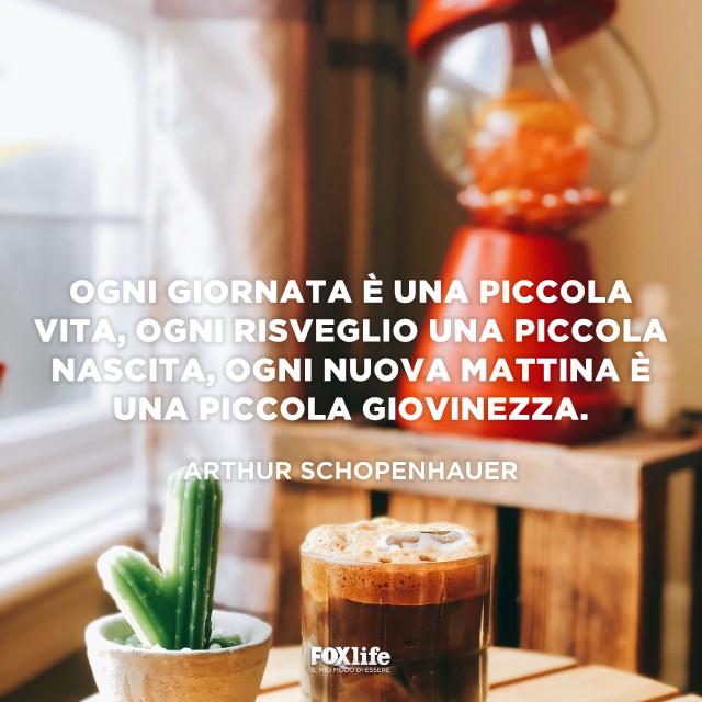 Frase Schopenhauer Bicchere di caffè su un tavolo di legno