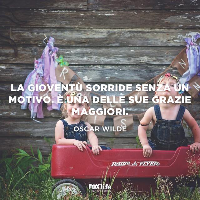 Frase Wilde Bambine gemelle davanti una casa
