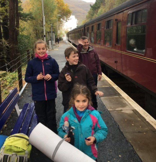 I figli dei Cluett felici per l'avventura I figli dei Cluett sorridenti vicino al treno Jacobite