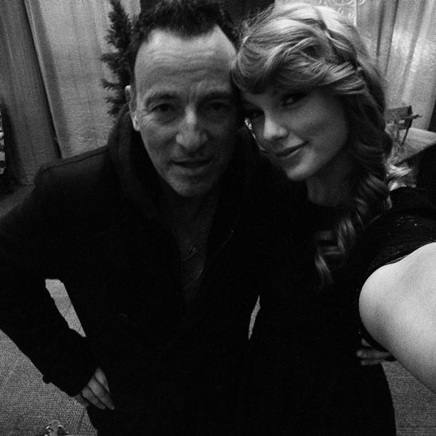 Bruce Springsteen posa insieme a Taylor Swift Bruce Springsteen insieme a Taylor Swift nel backstage dello show della cantante