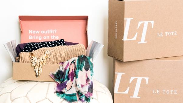 Le Tote, lo shopping online a noleggio Scatole marchiate Le Tote e il contenuto