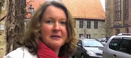Karin Vogel, l'ultima erede al trono d'Inghilterra Primo piano di Karin Vogel, con una sciarpa rossa