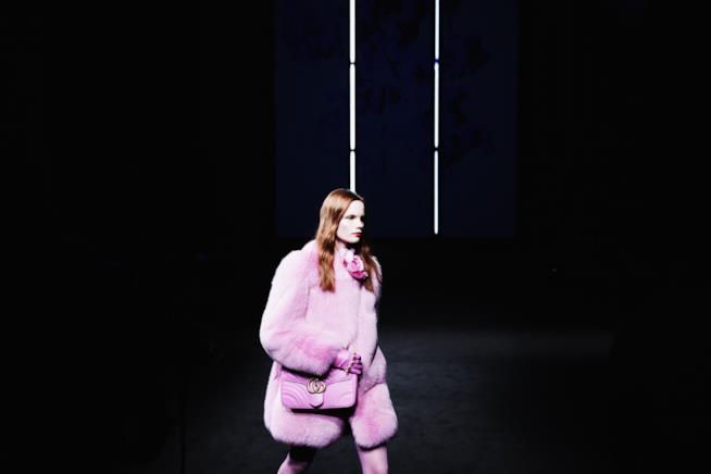 Una pelliccia rosa di Gucci Modella sulla passerella indossa una pelliccia rosa