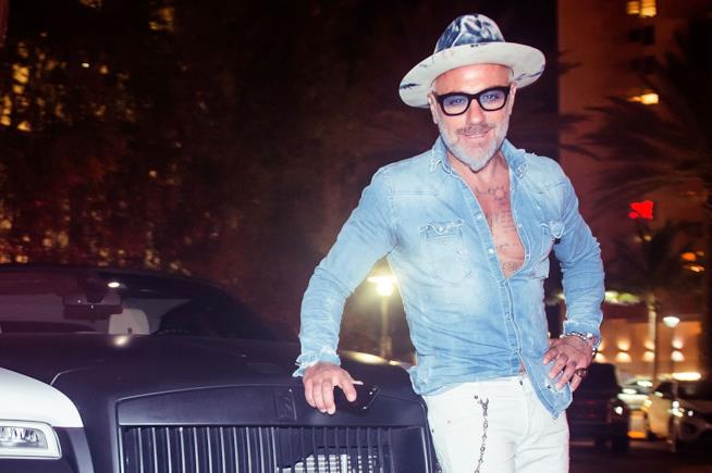 Gianluca Vacchi continua a ballare, anche se da solo Gianluca Vacchi in una delle sue serate