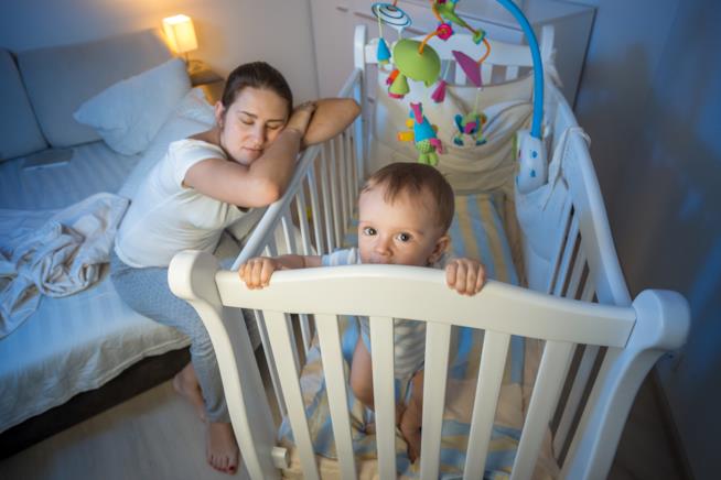 Notti insonni coi bambini: come sopravvivere Bimbo sveglio con mamma che dorme