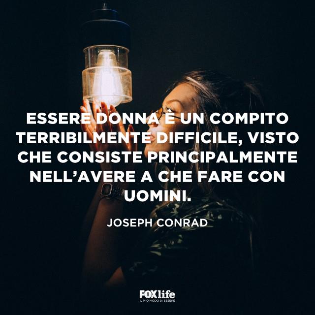 Frase Conrad Donna osserva una lampada