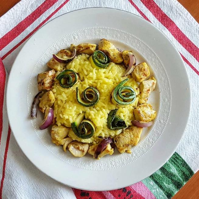 Riso con zucchine e petto di pollo Riso giallo con carne e verdura