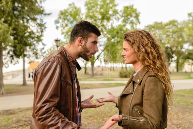 Una coppia che litiga Un uomo e una donna discutono