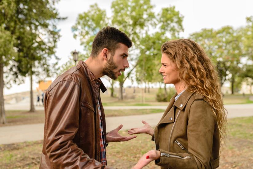 Una coppia che litiga Un uomo e una donna discutono