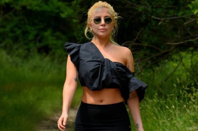 Lady Gaga sfila anche durante il trekking: per una giornata nella natura la star sceglie top, gonna e tacchi Lady Gaga mentre fa trekking