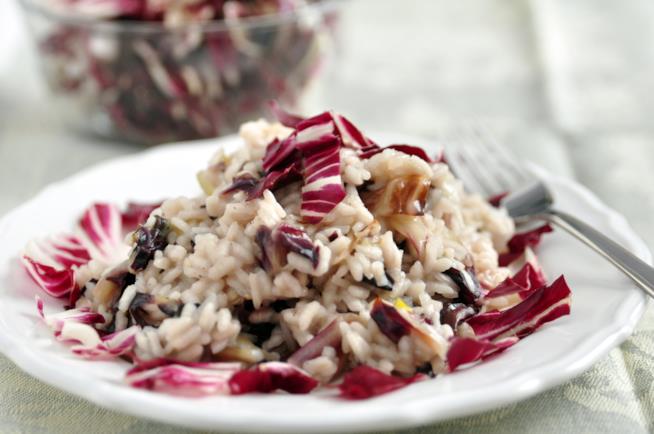 La ricetta originale del risotto al radicchio Piatto di risotto al radicchio
