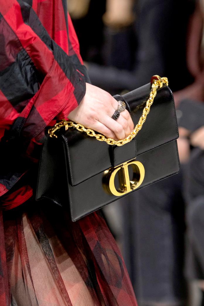 30 Montaigne La borsa 30 Montaigne portata a mano durante la sfilata