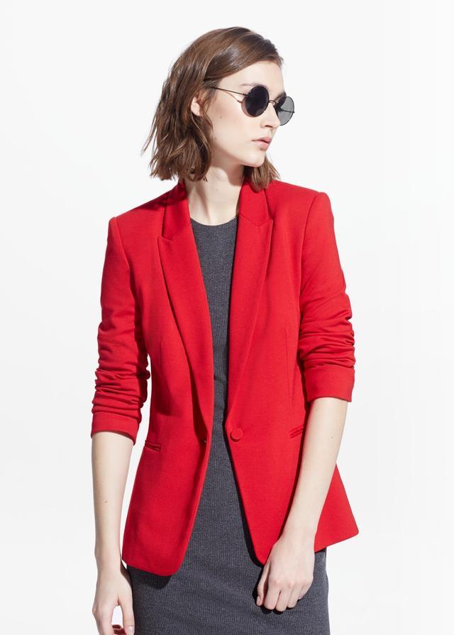 Giacca rossa Ragazza che indossa una giacca rossa in stile Beverly Hills 90210