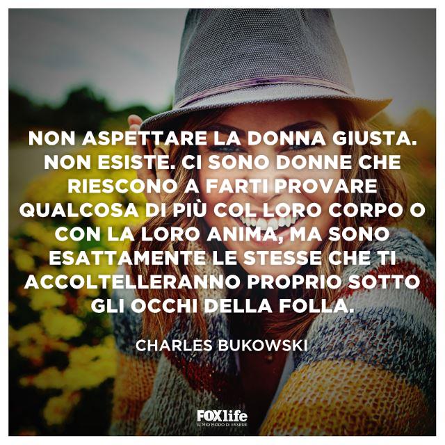 Frase non esiste la donna giusta Donna sorride