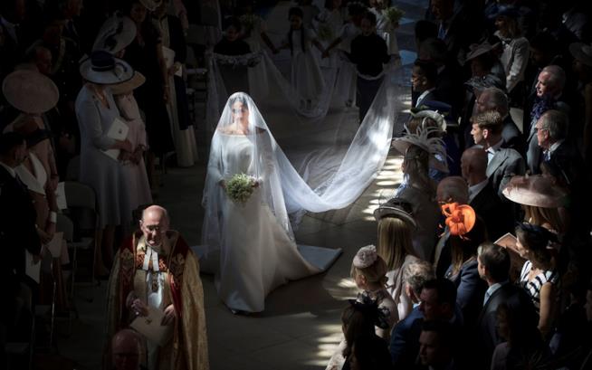 Meghan Markle: è sua la foto più bella della Royal Family nel 2018 Meghan Markle sposa sfila lungo la navata