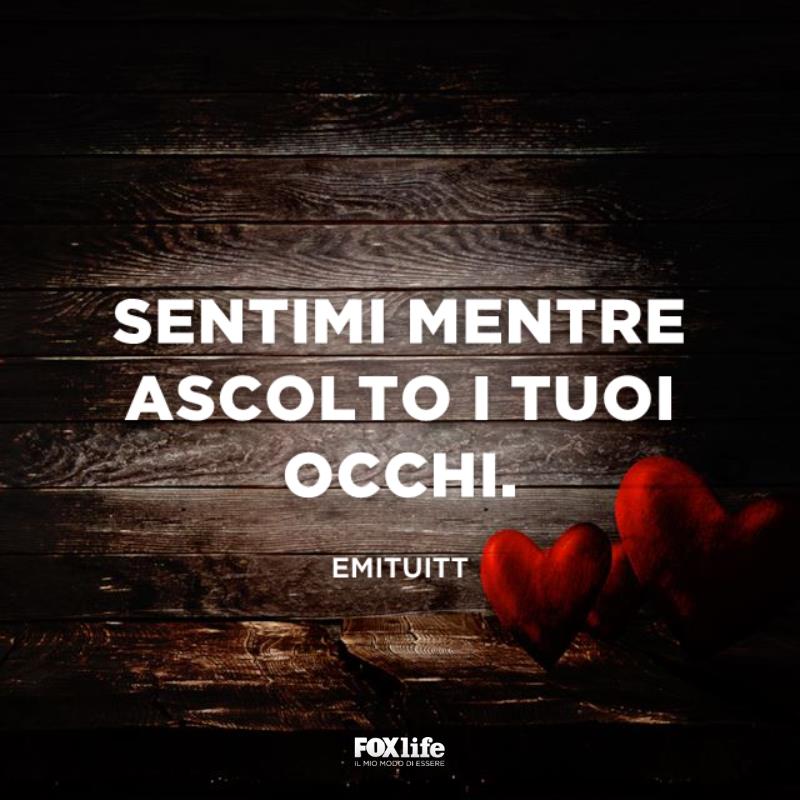 Frase Emituitt Cuori su sfondo di legno