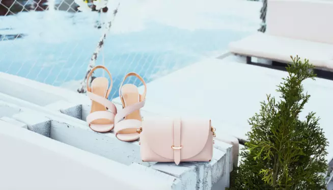 10 idee regalo super fashion per l’estate Sandali e borsa rosa per un'estate fashion