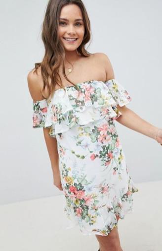 Vestito a fiori con spalle scoperte e balze