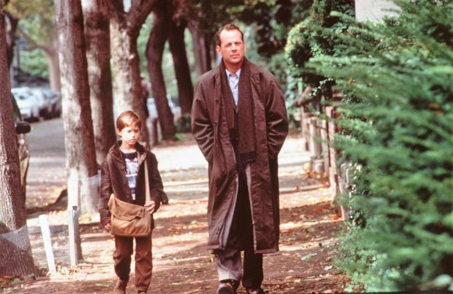 Bruce Willis e Haley Joel Osment in una immagine tratta da Il sesto senso, film apprezzato per il suo finale colpo di scena Bruce Willis e Haley Joel Osment protagonisti del film Il sesto senso di M. Night Shyamalan