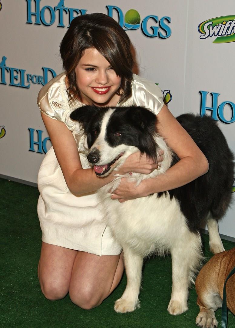 Selena Gomez con un cane Selena Gomez abbraccia un cane