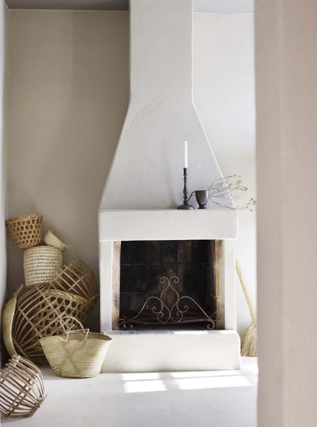 I cesti e i contenitori in fibre naturali sono perfetti per organizzare ogni angolo della casa al mare Tine K Home, allestimento di una casa al mare a Ibiza