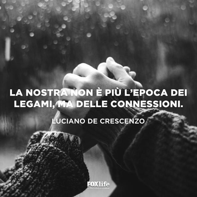 Frase connessioni Luciano De Crescenzo Ragazzo e ragazza si tengono per mano