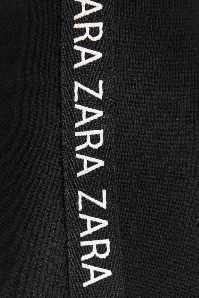Dettaglio Leggings Zara con fascia stampa brand in 68% viscosa, 28% poliammide, 4% elastan Dettaglio Leggings Zara con fascia stampa brand in 68% viscosa, 28% poliammide, 4% elastan