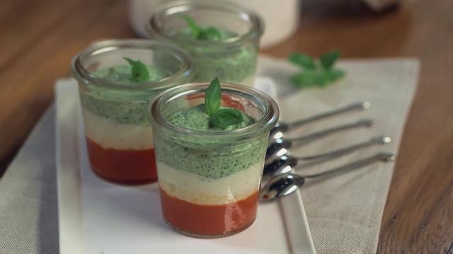 In cucinacongiallo Zafferano scopriamo la Caprese finger food in bicchierino Caprese finger food