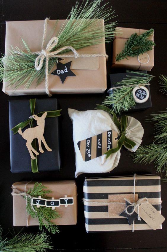 Pacchetti di Natale con carta grezza Pacchetti di Natale decorati con rami di pino