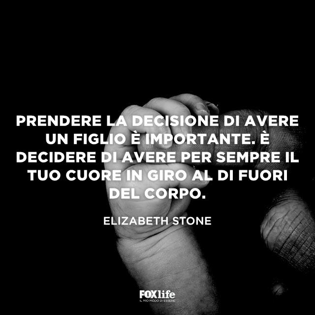 Frase Stone Mano di neonato stringe quella del padre