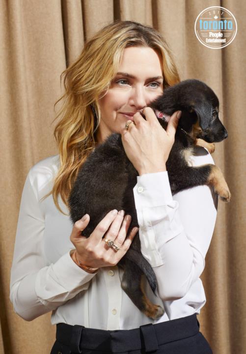 Kate WInslet tiene un cucciolo in braccio