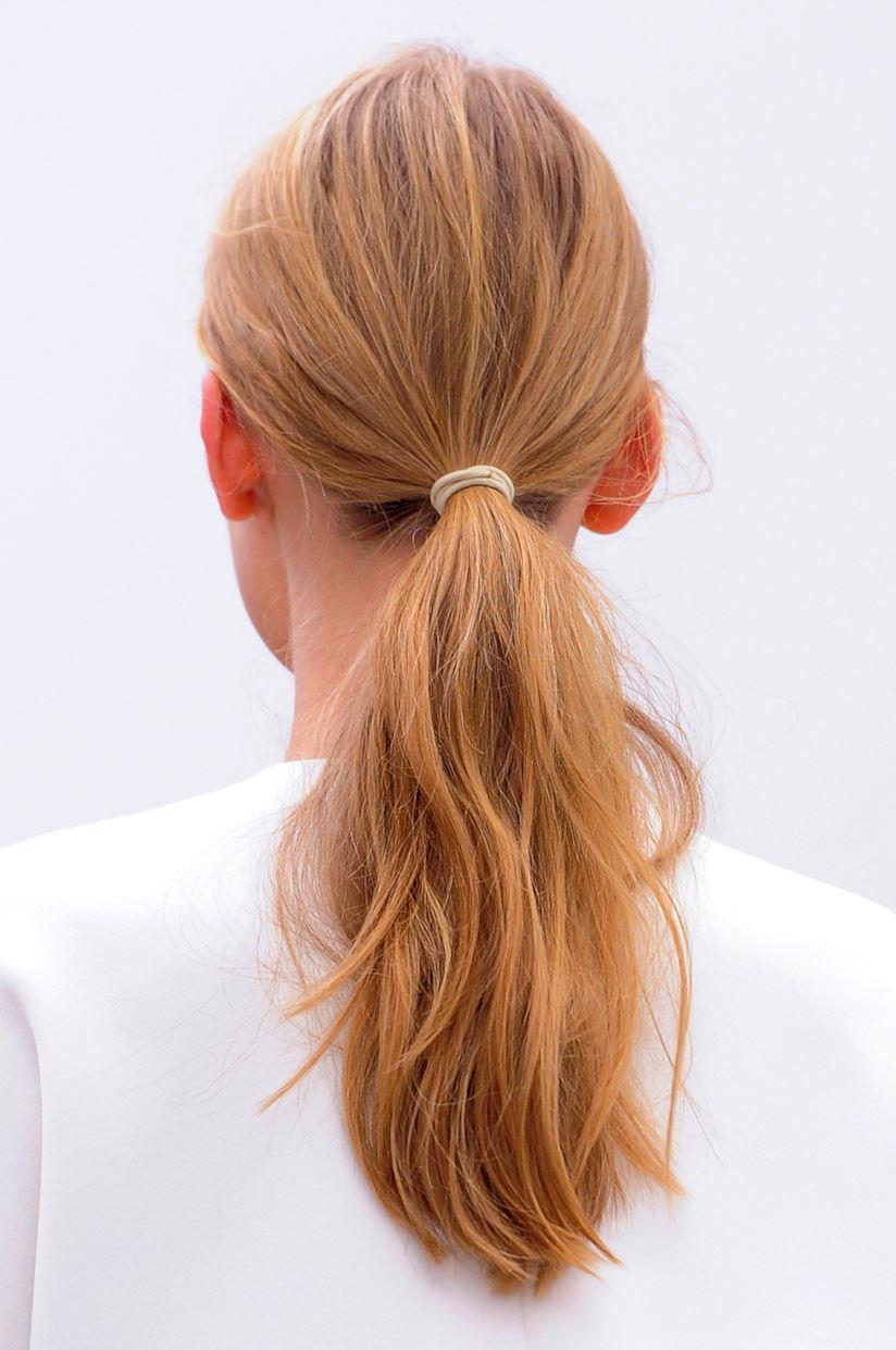 Coda di cavallo su capelli mossi Capelli raccolti con coda di cavallo