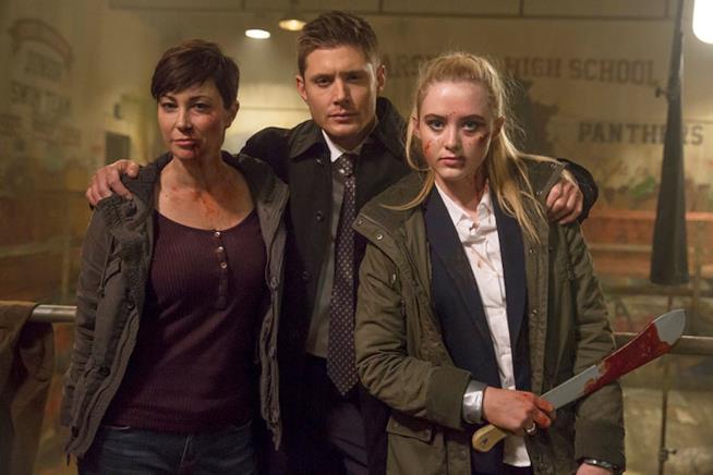 Wayward Sisters, il nuovo spin-off femminile di Supernatural L'agente Mills, Dean Winchester e Claire con fare minaccioso