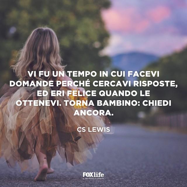 Frase Lewis Bambina cammina a piedi nudi in strada