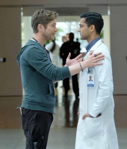 Devon e Conrad - The Resident Devon parla con Conrad in The Resident