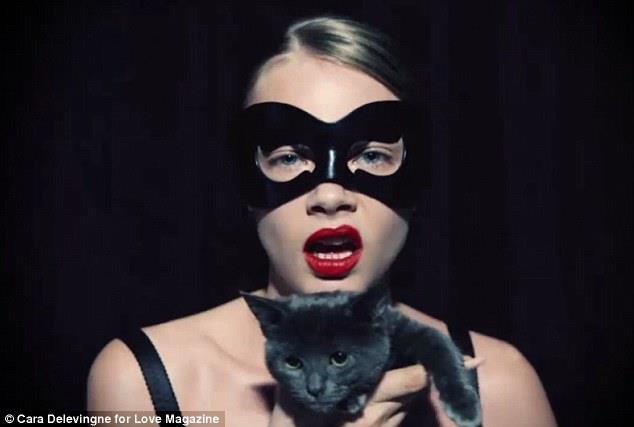 Cara Delevingne Un primo piano di Cara Delevingne per LOVE Magazine