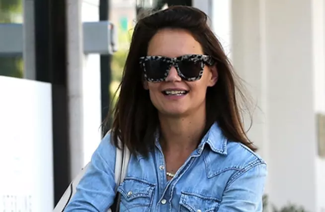 Katie Holmes in total denim per le strade di Beverly Hills Katie Holmes in primo piano