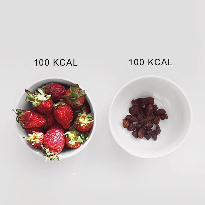 Frutta fresca contro frutta secca Fragole fresche e fragole essiccate
