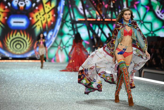 Gigi Hadid Victoria's Secret Gigi Hadid sulla passerella di Victoria's Secret