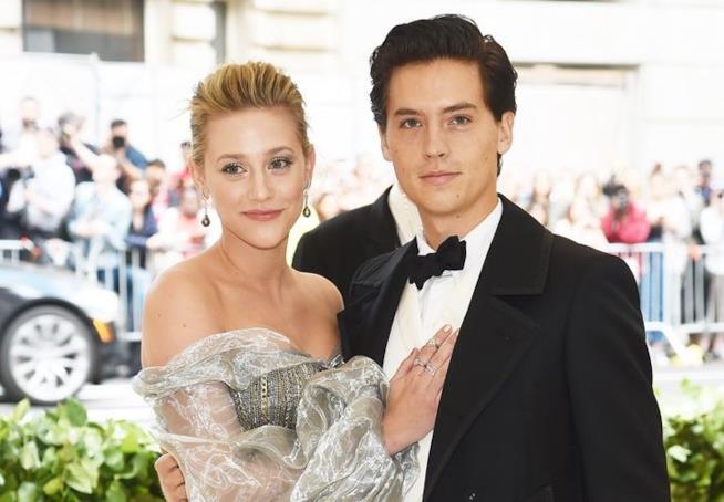 cole Sprouse e Lili Reinhart al Met Gala cole Sprouse e Lili Reinhart sul red carpet del Met Gala