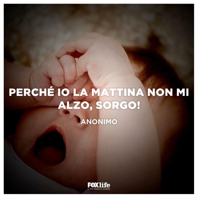 Io la mattina sorgo Bambino piccolo che sbadiglia
